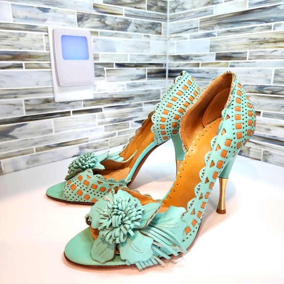 BCBG MAXAZRIA HEELS - Picture 4 of 5